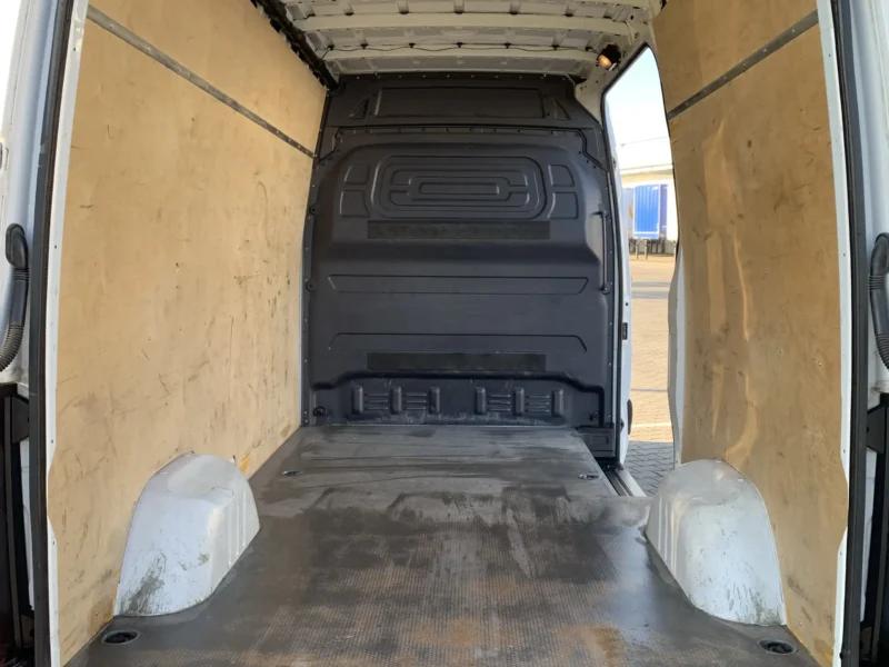 Wnętrze przestrzeni ładunkowej Mercedesa Sprinter L2H2 widziane od tylnych drzwi