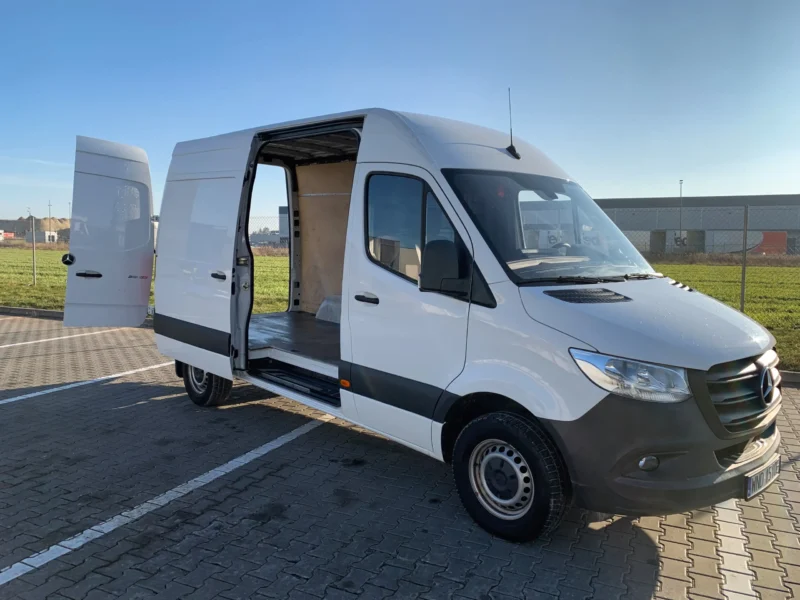 Mercedes-Benz Sprinter L2H2 z otwartymi drzwiami bocznymi, widok z przodu i boku
