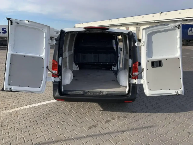 Otwarte tylne drzwi Mercedesa Vito Long z widoczną pustą przestrzenią ładunkową