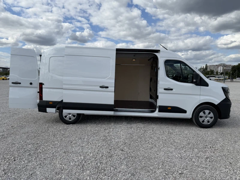 Renault Master L3H2 z otwartymi drzwiami bocznymi